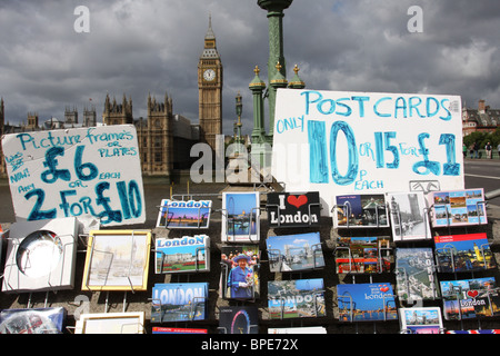 A stall verkaufen Souvenirs und Postkarten auf Westminster Bridge, London. Stockfoto