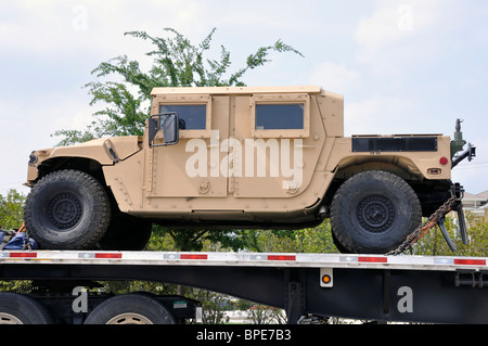 US-Militär-LKW auf großen LKW transportiert werden Stockfoto