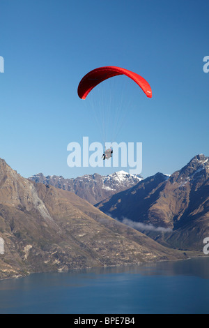 Gleitschirm über Lake Wakatipu, Queenstown, Südinsel, Neuseeland Stockfoto