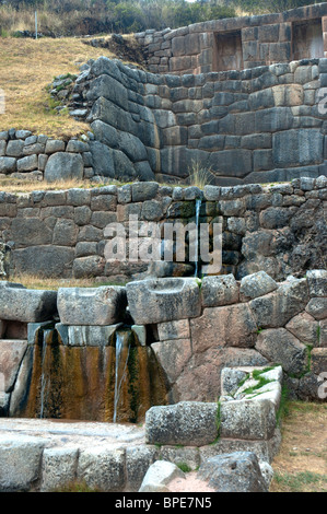 Der schöne Brunnen auf die Inka-Stätte von Tambo Machay, in der Nähe von Cusco, Peru. Stockfoto