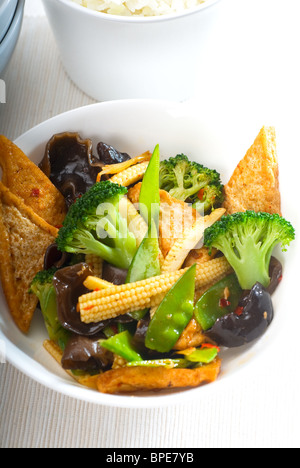 Frische und gesunde Tofu, Tofu mit Gemüse typisch chinesisches Gericht mischen Stockfoto