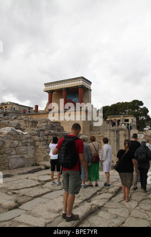 Teil von Arthur Evans Wiederaufbau des minoischen Palastes, Bull Fresko, Palast von Knossos, Heraklion, Kreta, Griechenland Stockfoto