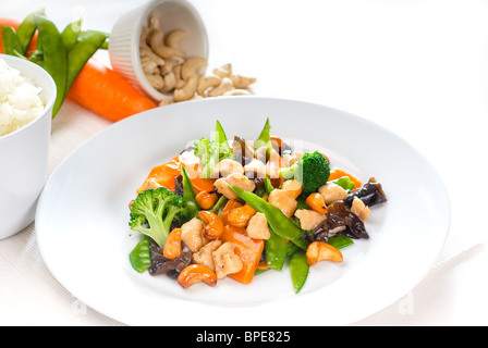 frische Hähnchen und Gemüse rühren gebraten mit Cashew-Nüssen, typisch chinesisches Gericht Stockfoto