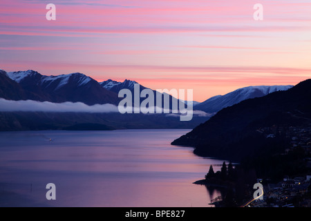 Dämmerung über Lake Wakatipu und Queenstown, Südinsel, Neuseeland Stockfoto