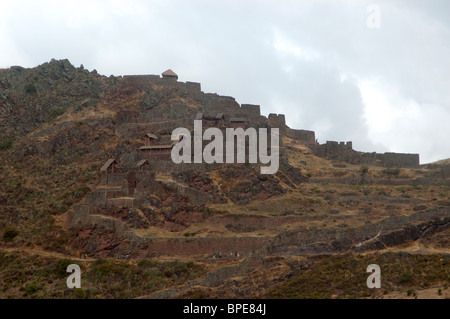 Restaurierte Inka-Zitadelle-Ruinen, auf einem Hügel über Pisac, Heiliges Tal, Peru. Stockfoto