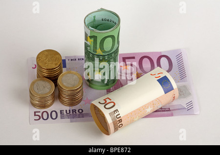 Euro-Münzen und Banknoten Stockfoto