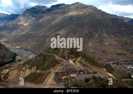 Restaurierte Inka-Zitadelle-Ruinen, auf einem Hügel über Pisac, Heiliges Tal, Peru. Stockfoto