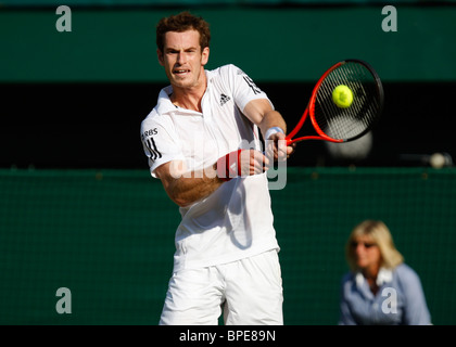 Andy Murray (GBR) spielen bei den Wimbledon Championships 2010 Stockfoto