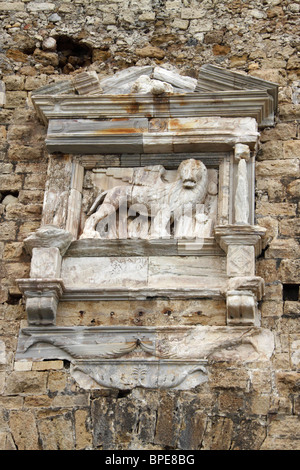 Marmor-Reliefs Darstellung der geflügelten Löwen, Hafen, venezianische Festung Koules, Heraklion, Kreta, Griechenland Stockfoto