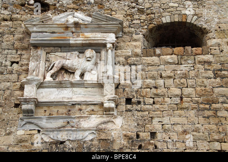 Marmor-Reliefs Darstellung der geflügelten Löwen, Hafen, venezianische Festung Koules, Heraklion, Kreta, Griechenland Stockfoto