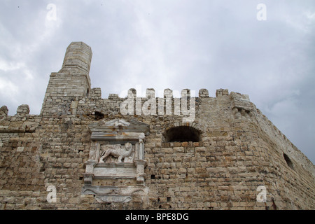 Marmor-Reliefs Darstellung der geflügelten Löwen, Hafen, venezianische Festung Koules, Heraklion, Kreta, Griechenland Stockfoto