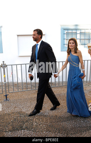 Prinz Felipe von Spanien und seine Frau Prinzessin Letizia kommen für die Hochzeit von Prinz Nikolaos von Griechenland mit Tatiana Blatnik auf der Insel Spetses. Stockfoto