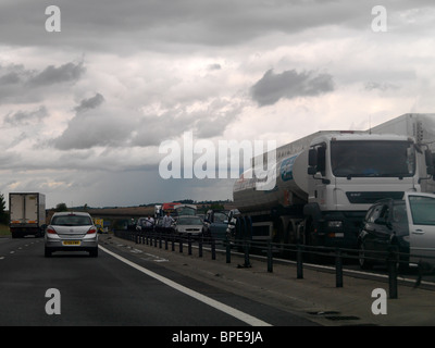 Stau auf der M11 aufgrund eines Unfalls-England Stockfoto