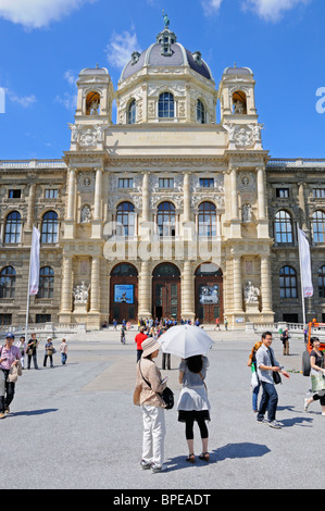 Wien, Österreich. Maria-Theresien-Platz. Naturhistorische Museum / Naturkundemuseum. Japanische Touristen Stockfoto