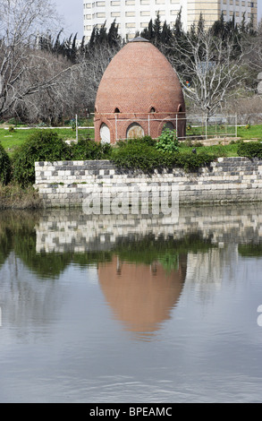 Bienenkorb-Haus am Ufer des Orontes Fluß in Hama, Syrien. Stockfoto