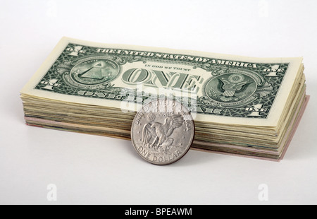 Ein Bündel von 1-Dollar-Banknoten und ein Dollar-Münze Stockfoto