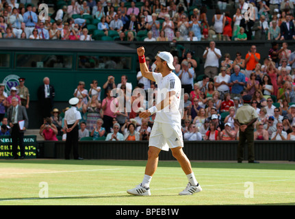 Jürgen Melzer (AUT) mit Kappe und Philipp Petzschner (GER) sind die Herren Doppel-Champions der Wimbledon Championships 2010 Stockfoto