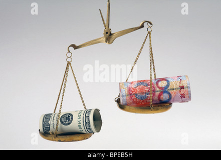 Dollar und Renminbi Yuan Banknoten auf Skalen Stockfoto