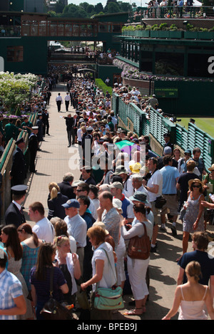 Königin Elizabeth II. besucht die Wimbledon Championships erstmals in 33 Jahren. Stockfoto