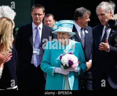 Königin Elizabeth II. besucht die Wimbledon Championships erstmals in 33 Jahren. Stockfoto