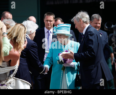 Königin Elizabeth II. besucht die Wimbledon Championships erstmals in 33 Jahren. Stockfoto
