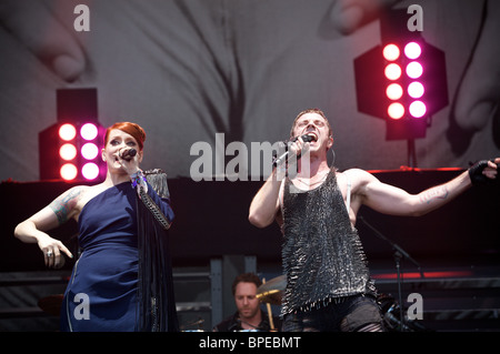 Greenpeace bei Glastonbury 2010. Jake Shears und Ana Matronic von den Scissor Sisters, Pyramide-Bühne. Stockfoto