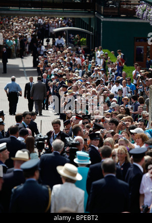 Königin Elizabeth II. besucht die Wimbledon Championships erstmals in 33 Jahren. Stockfoto