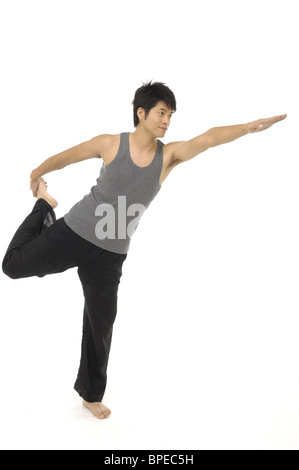 Junger Mann Strenching Stockfoto
