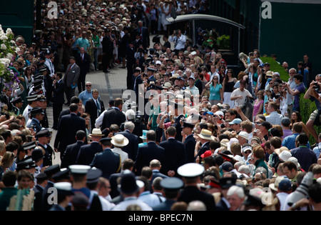 Königin Elizabeth II. besucht die Wimbledon Championships erstmals in 33 Jahren. Stockfoto