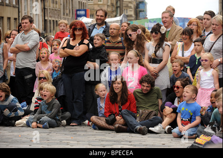 Menschenmassen beobachten die Straßenkünstler auf der Edinburgh Fringe Arts Festival 2010 Stockfoto