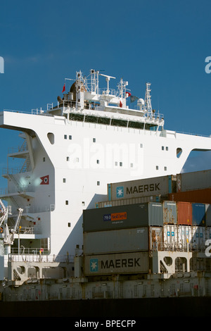 Containerschiff 'Maersk Sarnia' Ankunft Southampton Docks Stockfoto