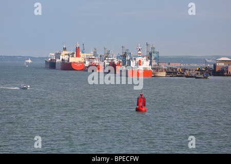 Tanker neben Liegeplätze am Fawley Öl-Raffinerie. Solent Stockfoto