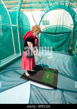 Passagier genießen Golfen Spaß. Golf Praxis an Bord der P&O-liner Oceana Stockfoto