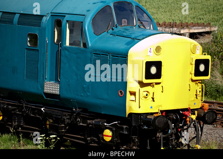 Klasse 37 Diesel Lokomotive restauriert im Caledonian Eisenbahnen. Das Sitzen an Brücke von Dun. Brechin. Schottland Großbritannien. Klasse 37 s Diesel Stockfoto