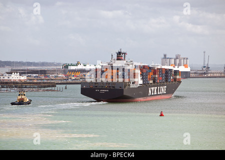 NYK Aphrodite voll beladen verlassen Southampton Containerschiff Stockfoto