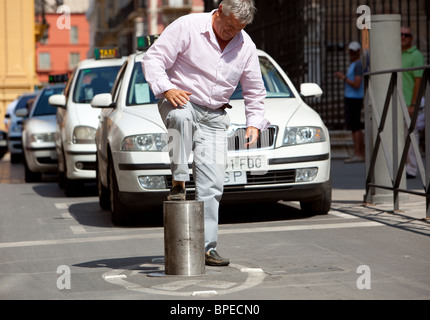 Einziehbare Verkehr Poller blockiert Verkehr. Malaga Spanien Stockfoto