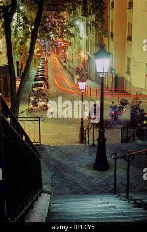 Frankreich, Paris, 18. Arrondissement, Montmartre, Fußgänger Treppe, Straße mit Cafés, Motorroller, Auto Lichtspuren, Nacht Stockfoto