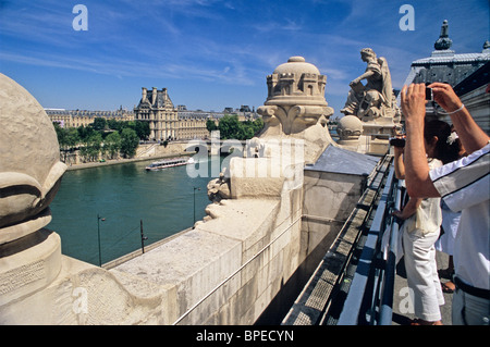 Frankreich, Paris, Musée d ' Orsay Kunstmuseum, Dachterrasse mit geschnitzten Steinskulpturen, Blick über den Fluss Seine in den Louvre Stockfoto