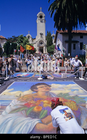 USA, California, Marin County, San Rafael, italienische Malerei Straßenfest; Künstler auf der Straße vor Mission Zeichnung Stockfoto