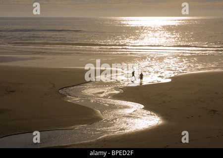 Bandon Staatspark, einige zu Fuß am Strand, wo frische, Coos County, Oregon, USA Wasser Bach kreuzen, am späten Nachmittag, September Stockfoto