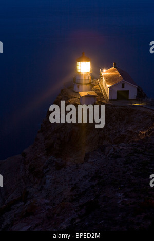 USA, California, Marin County, Point Reyes National Seashore, Alter Leuchtturm auf felsigen Punkt thront Stockfoto