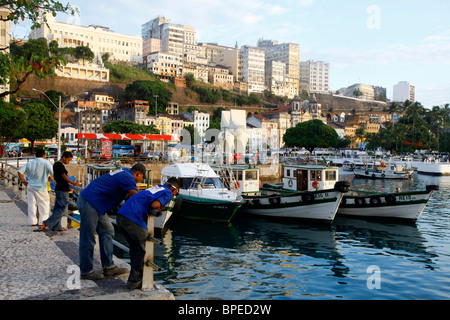 Menschen auf den alten Hafen, Salvador, Bahia, Brasilien. Stockfoto