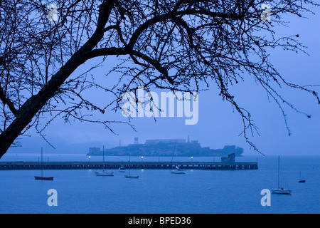 USA, California, San Francisco, San Francisco Bay mit Alcatraz Insel, Municipal Pier, Dämmerung Stockfoto