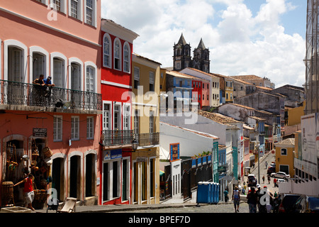 Gepflasterten Straßen und Kolonialarchitektur Largo de Pelourinho, Salvador, Bahia, Brasilien. Stockfoto