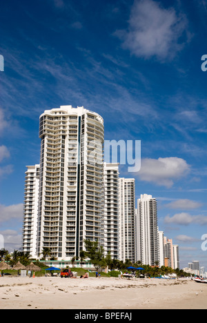 Hotels am Strand in Sunny Isles, Miami. Stockfoto