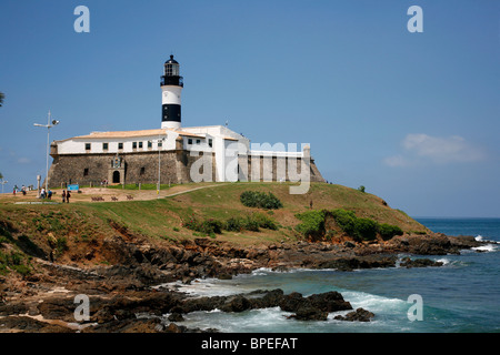 Forte de Santo Antonio da Barra Festung mit Farol da Barra Leuchtturm, Salvador, Bahia, Brasilien. Stockfoto