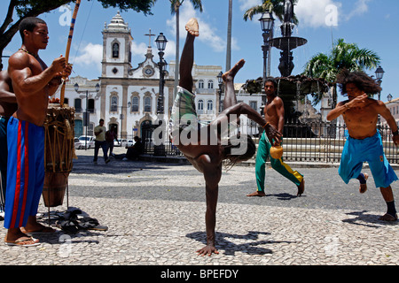 Capoeira-Leistung am Terreiro de Jesus Platz in Pelourinho Viertel, Salvador, Bahia, Brasilien. Stockfoto