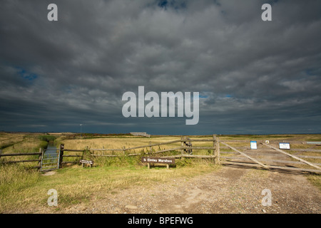 Wolken und Sonne über Elmley Sümpfe Naturschutzgebiet auf der Isle of Sheppey, Kent, Uk Stockfoto