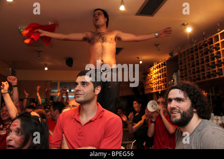 Unterstützer von Spanien jubeln und feiern ihr Land gewinnt Weltcup-Finale. In einem Restaurant/Bar in London getroffen Stockfoto