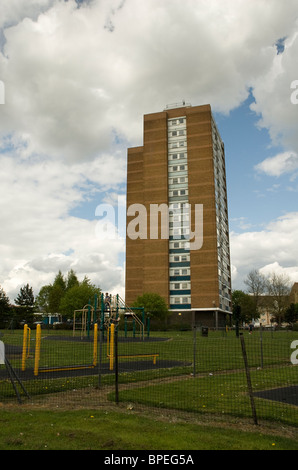 Einem Hochhaus Wohnblock mit einem Kinderspielplatz im Vordergrund. Genommen in Watford Stockfoto